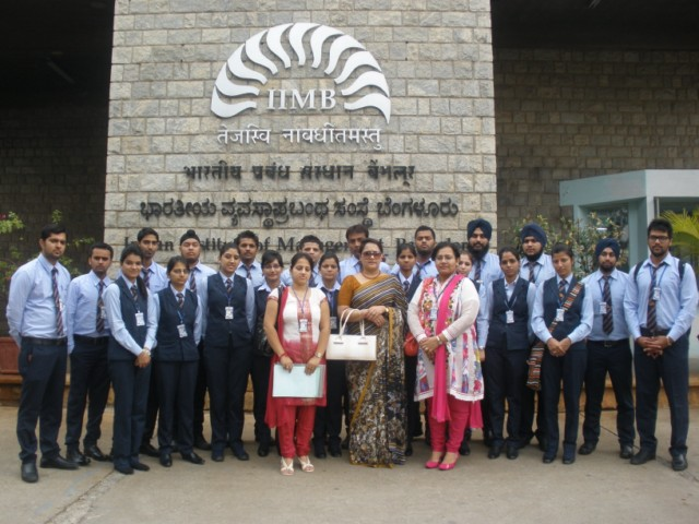 Students of YIM on the visit to IIM Bangalore Industry Oriented Teaching : Practical industry-oriented learning. Contemporary curriculum updated by Industry Advisory Board. Specialization in any of 5 areas with equal number of basket courses. Recent visits at Infosys and IIM Bangalore for the complete exposure of our management students.