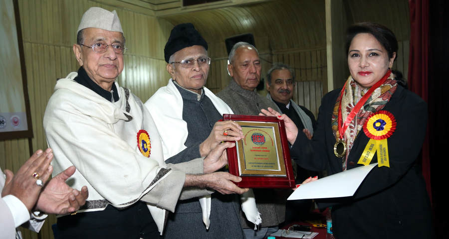Dr. Sarvjeet Kaur executive director YGI receiving award from Dr. Bhishma Narayan Singh Former Governor & Ex Central Minister in New Delhi on 22 December, 2014